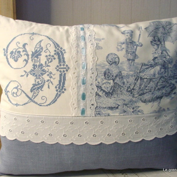 Coussin Toile de jouy bleu,  vieille dentelle et  monogramme **D** brodé  linge ancien