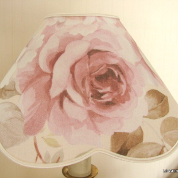 Abat jour festonné" roses anciennes sur fond blanc " 25/26 cm