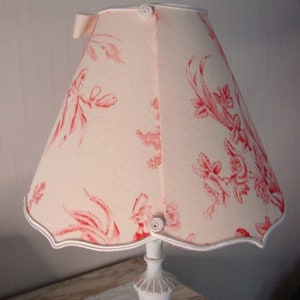 Abat-jour conique accolade, toile de Jouy fleurie aux motifs rouge sur fond ivoire 20 cm image 2