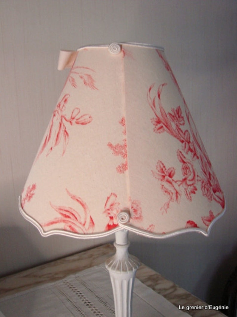 Abat-jour conique accolade, toile de Jouy fleurie aux motifs rouge sur fond ivoire 20 cm image 2