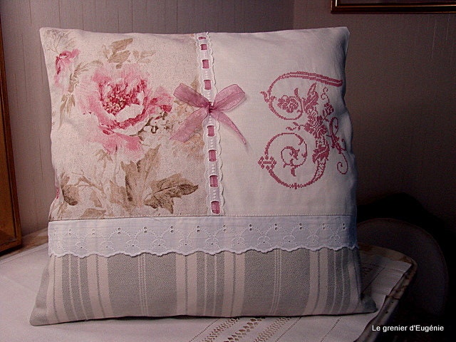 Coussin Roses Anciennes et Monogramme F Brodé sur Linge Ancien
