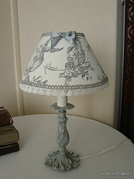 Ravissante Lampe Bronze Patinée, Coiffée d'un Abat-Jour Toile de Jouy Zéphyr et Séraphin