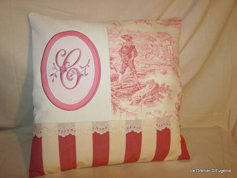 Coussin, Toile de Jouy Rose, Rayures, Dentelle et Lettre C Brodée sur Linge Ancien