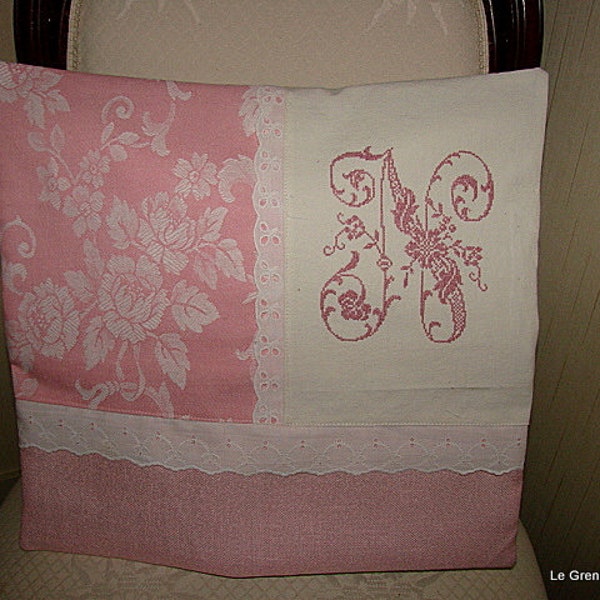 Coussin, Roses anciennes et monogramme  **N** brodée  sur linge ancien