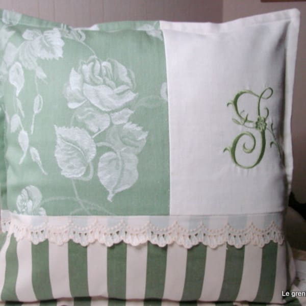 Coussin roses blanche sur fond vert, monogramme **J** brodé sur linge ancien et rayures