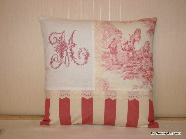 Coussin, Toile de Jouy Rose, Dentelle et Monogramme M Brodé sur Linge Ancien