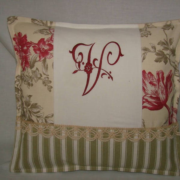 Coussin  tissu fleuri et linge ancien brodé d'un monogramme ***V***