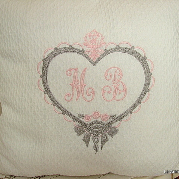 Petit coussin blanc brodé d'un cœur rose et gris avec le lettres **M.B**