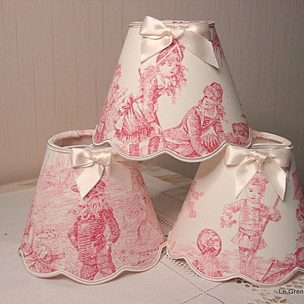 Abat-jour-jour festonné toile de jouy ** jeux d'eau** motifs rose sur fond ivoire  (à pince 13cm)