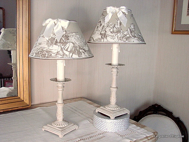 Deux Lampes Bronze Patinées avec Abat-Jour Toile de Jouy Jeux d'eau Motifs Blanc sur Fond Beige