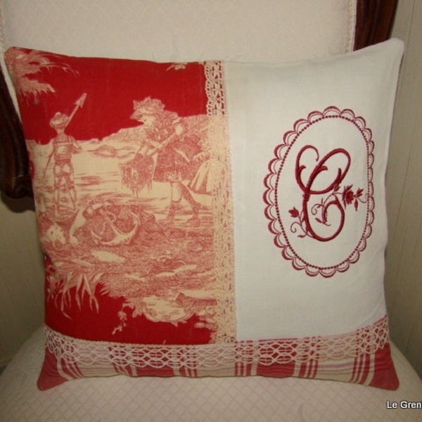 Coussin toile de Jouy rouge,  écossais rouge et blanc et monogramme **C** brodé sur linge ancien