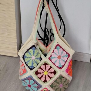 Tasche Daisy Flowers - Granny Square Tasche - gehäkelt - Schultertasche - Häkeltasche - Baumwolle Mix, Öko-tex 100 - Maschinenwäsche 30 Grad
