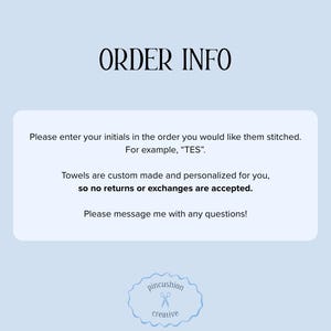 Pu&ograve; includere: Grafica azzurra con le parole "ORDER INFO" in nero. Sotto, il testo spiega come ordinare asciugamani personalizzati, inclusa l'immissione delle iniziali e la politica di non restituzione. Un logo con il testo "pincushion creative" &egrave; in basso.