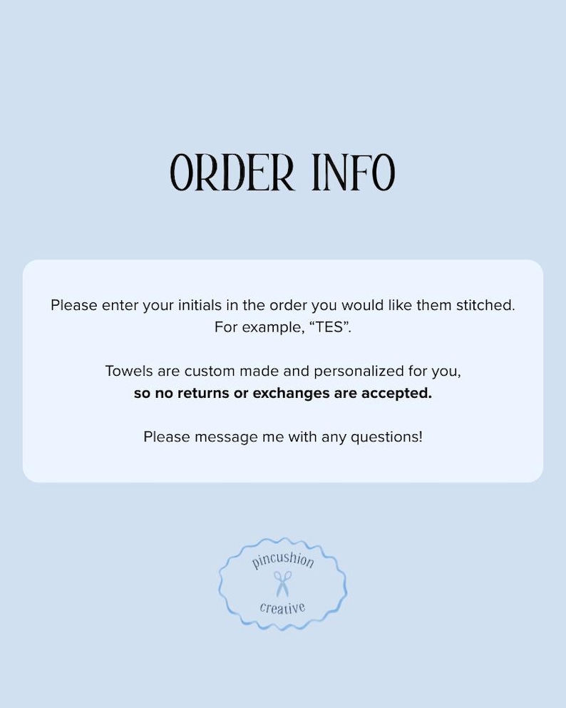 Pu&ograve; includere: Grafica azzurra con le parole "ORDER INFO" in nero. Sotto, il testo spiega come ordinare asciugamani personalizzati, inclusa l'immissione delle iniziali e la politica di non restituzione. Un logo con il testo "pincushion creative" &egrave; in basso.