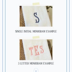 Pu&ograve; includere: Esempi di asciugamani bianchi con monogrammi ricamati. Uno mostra l'iniziale "S" in blu navy, l'altro le lettere "TES" in rosa. Il testo recita "SINGLE INITIAL MONOGRAM EXAMPLE" e "3 LETTER MONOGRAM EXAMPLE".