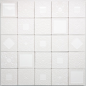 Può includere: Un mosaico di piastrelle bianche con un motivo ripetitivo di intricati disegni in rilievo. Le piastrelle sono disposte a griglia, creando un aspetto simmetrico ed elegante.