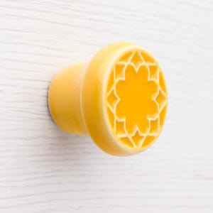 Pomo de cerámica para mueble nº3, amarillo