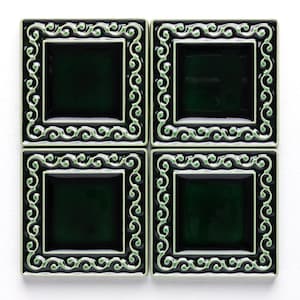 Puede incluir: Cuatro azulejos cuadrados dispuestos en cuadrícula, cada uno con un centro verde bosque profundo enmarcado por un borde en relieve de volutas verde salvia claro sobre un fondo negro, creando un patrón repetitivo de azulejos.