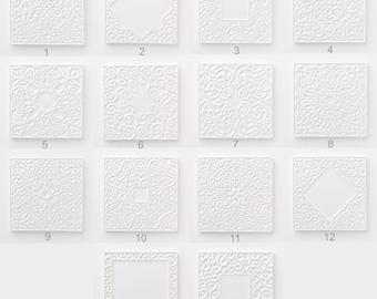 1 azulejo cerámico con un adorno ligeramente en relieve, blanco brillante.