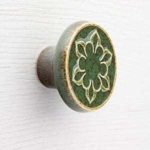 Bouton en céramique pour meuble n° 2, vert foncé avec effet moucheté marron.
