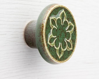 Keramische knop voor meubel nr. 2, donkergroen met bruine spikkels.