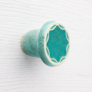 Könnte beinhalten: Rustikales Holzschild mit dem Text "Welcome to our home" in weißer Schrift. Das Schild hat eine Used-Optik und ein schlichtes, einladendes Design, ideal für die Dekoration der Haustür.