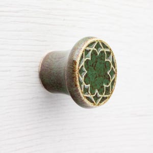 Pomello in ceramica per mobili n. 3, verde scuro con effetto maculato marrone.