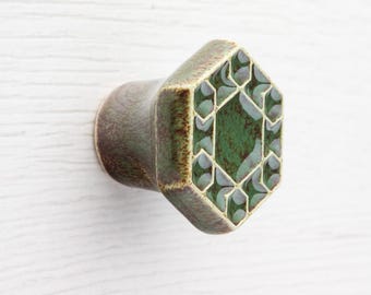 Keramische knop voor meubel nr. 6, donkergroen met bruin spikkeleffect.