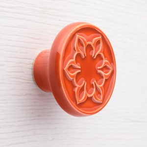 Möbelknopf aus Keramik Nr.2, orange braun.