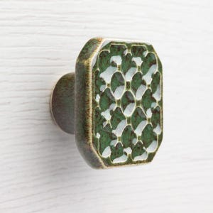 Keramische knop voor meubel nr. 8, donkergroen met bruin spikkeleffect.