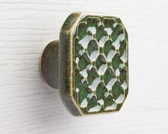 Keramische knop voor meubel nr. 8, donkergroen met bruin spikkeleffect.