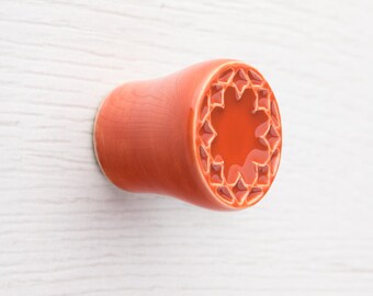 Keramische kleine knop voor meubel nr. 14, oranjebruin.