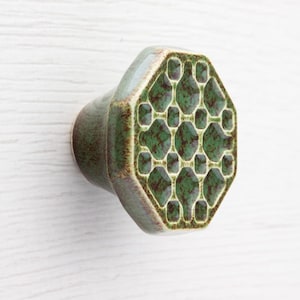 Puxador para móvel nº 10, verde escuro com efeito de pintas marrons.