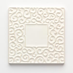 Könnte beinhalten: Quadratischer, cremefarbener Keramikuntersetzer mit erhabenem Wirbelmuster. Der Untersetzer hat eine zentrale quadratische Fläche und einen dekorativen Rand. Das Design ist ein sich wiederholendes Muster aus Locken und Schlaufen, das eine strukturierte Oberfläche erzeugt. Für die Inneneinrichtung.