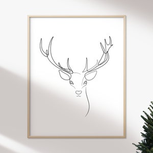 Puede incluir: Un dibujo en blanco y negro de la cabeza de un ciervo con cuernos. El ciervo está mirando hacia adelante con los ojos cerrados. El dibujo está sobre un fondo blanco.