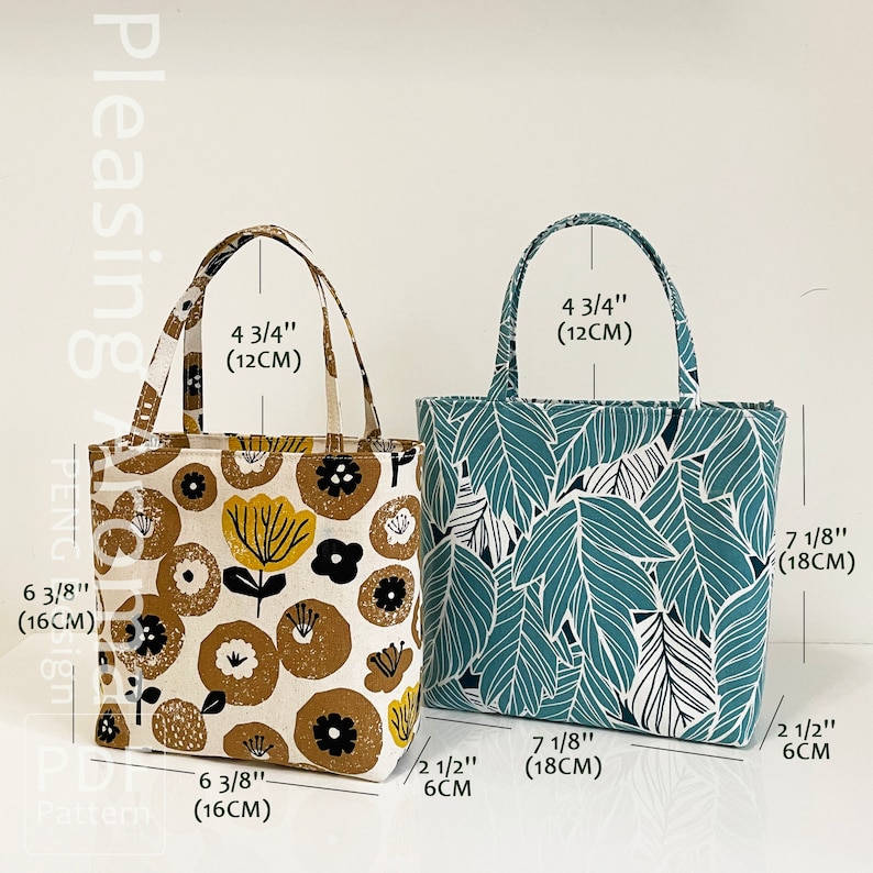 Op de afbeelding: Twee tote bags met verschillende stoffen patronen. De tas aan de linkerkant heeft een bruin en wit bloemenpatroon. De tas aan de rechterkant heeft een blauw en wit bladpatroon. Beide tassen hebben een handvathoogte van 12 cm en zijn 16 cm breed en 18 cm hoog.