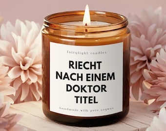 Doktortitel Geschenk Kerze – Lustiges Geschenk zur Promotion bestanden – Riecht nach einem Doktor Titel – Geschenkidee Doktor Abschluss