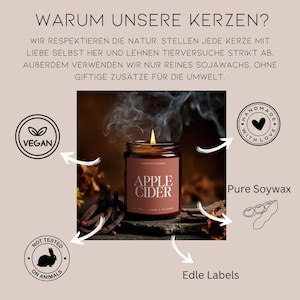 Puede incluir: Una vela encendida en un tarro de cristal con una etiqueta que dice "Apple Cider". La imagen incluye texto que dice "Vegano", "Hecho a mano con amor" y "No probado en animales". La vela est&aacute; rodeada de elementos decorativos.
