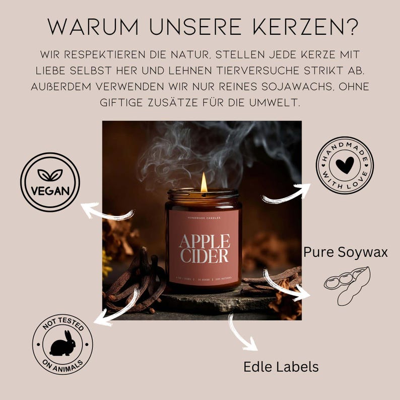 Puede incluir: Una vela encendida en un tarro de cristal con una etiqueta que dice "Apple Cider". La imagen incluye texto que dice "Vegano", "Hecho a mano con amor" y "No probado en animales". La vela est&aacute; rodeada de elementos decorativos.