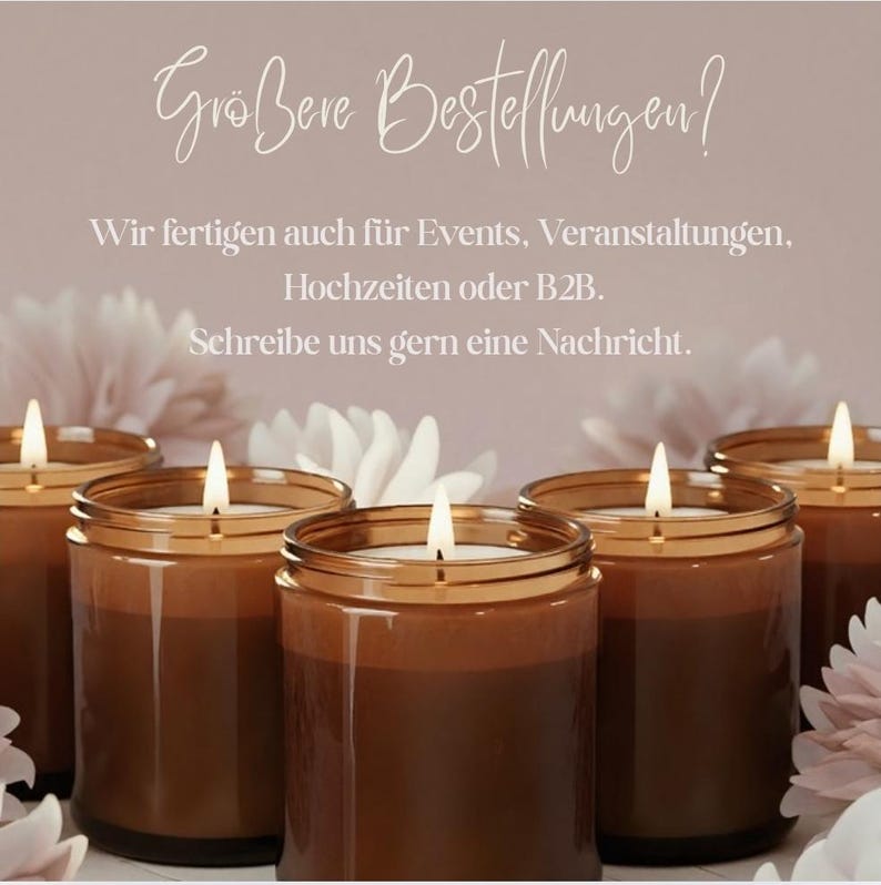 Puede incluir: Cinco velas encendidas en tarros de cristal marr&oacute;n con bordes dorados, sobre un fondo rosa suave con flores blancas. El texto en alem&aacute;n dice "&iquest;Pedidos grandes?" y ofrece servicios para eventos, bodas y B2B.