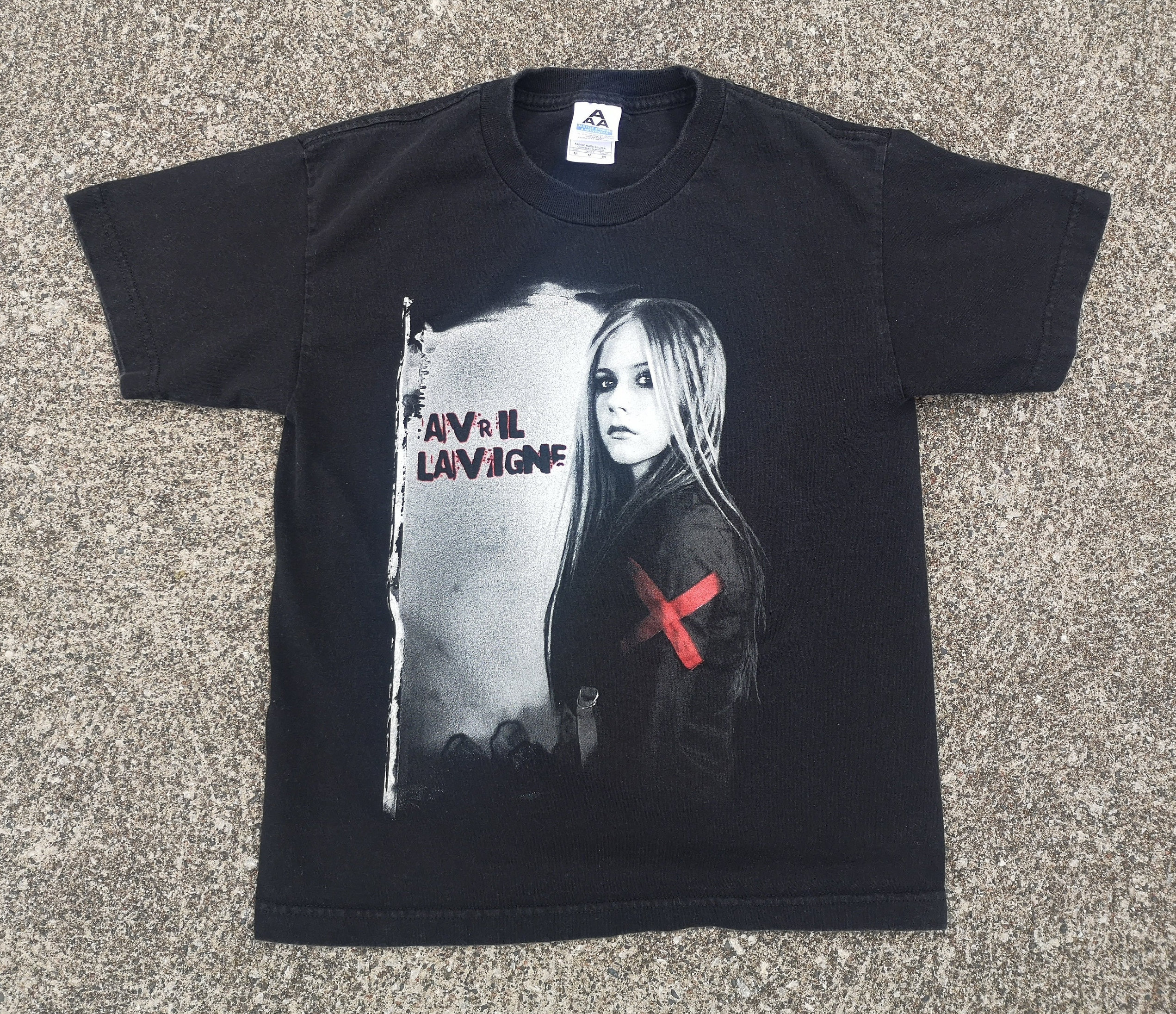 Vintage 2004 Avril Lavigne "Under my Skin" Tour Shirt