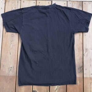 Może przedstawiać: Czarny T-shirt z kr&oacute;tkim rękawem. Koszulka wykonana jest z miękkiego, wygodnego materiału.