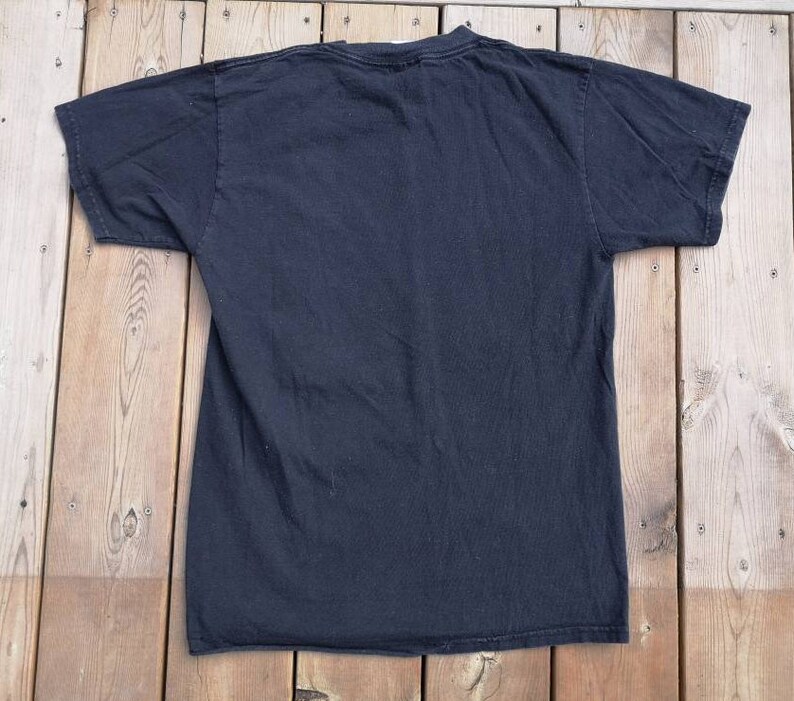 Może przedstawiać: Czarny T-shirt z kr&oacute;tkim rękawem. Koszulka wykonana jest z miękkiego, wygodnego materiału.