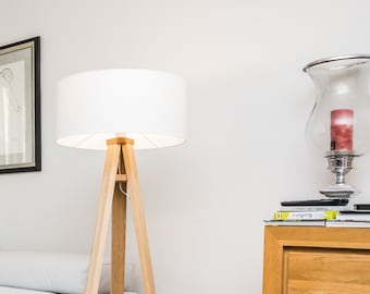 WANDA Stehleuchte aus Holz - weißer Lampenschirm, einfache Lampe im skandinavischen Stil, Material Lampenschirm