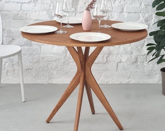 Mesa de jantar redonda de madeira JUBI, 90 cm, com diversas tonalidades de madeira.