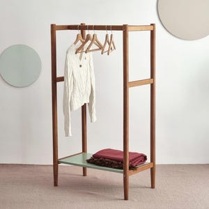 Fristående klädställning i trä - Modell H | salviagrön
