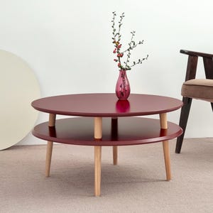 Soffbord runt diameter 70 cm med hyllplan i olika färger