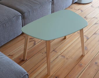 Endocarp es una mesa de centro con una forma de tablero