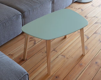 Petite Table Basse Endocarp avec une trapezoidale forme