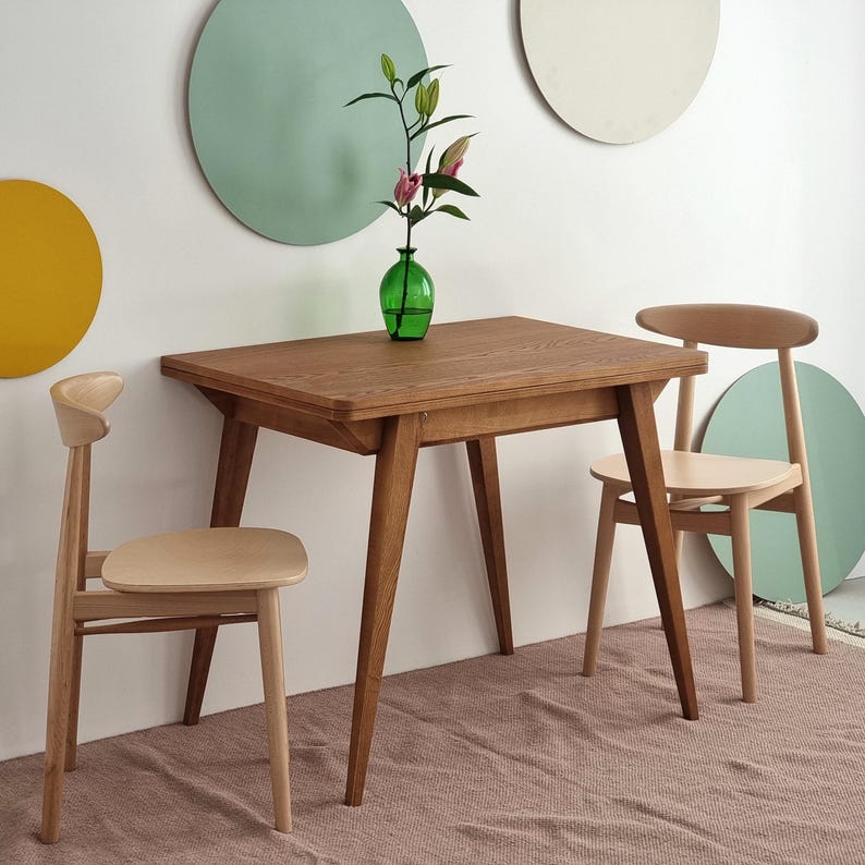 Small extendable dining table in oak stain with a simple extension system. Kleiner ausziehbarer Esstisch in Eichenbeize mit einfacher Verlängerung. Petite table à manger extensible en chêne teinté avec rallonge simple. Kleine uitschuifbare eettafel in eikenhouten beits met een eenvoudige verlenging. Piccolo tavolo da pranzo estensibile in rovere tinto con una semplice prolunga.
